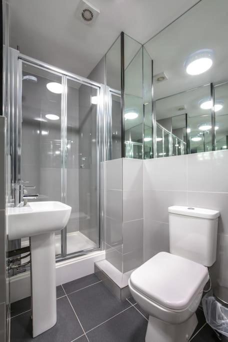 ליברפול The V.I.P Suite - Sleeps 24! Best For Large Groups מראה חיצוני תמונה