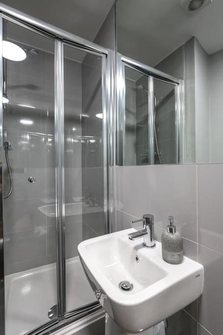 ליברפול The V.I.P Suite - Sleeps 24! Best For Large Groups מראה חיצוני תמונה